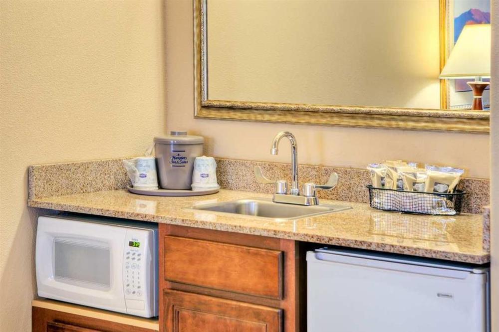 Hampton Inn & Suites Палмдейл Номер фото