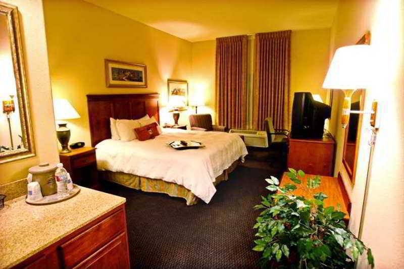 Hampton Inn & Suites Палмдейл Номер фото